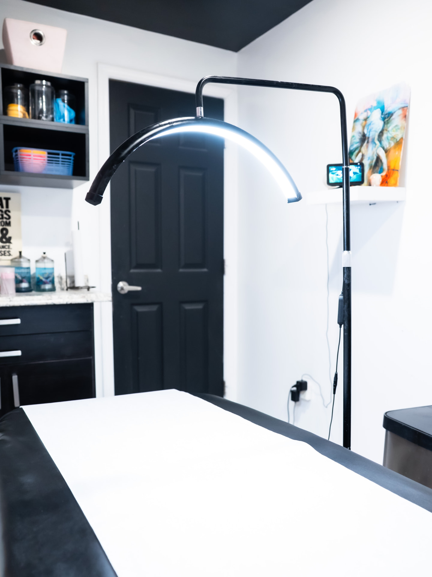 Ritual treatment room with a curved LED therapy lamp
